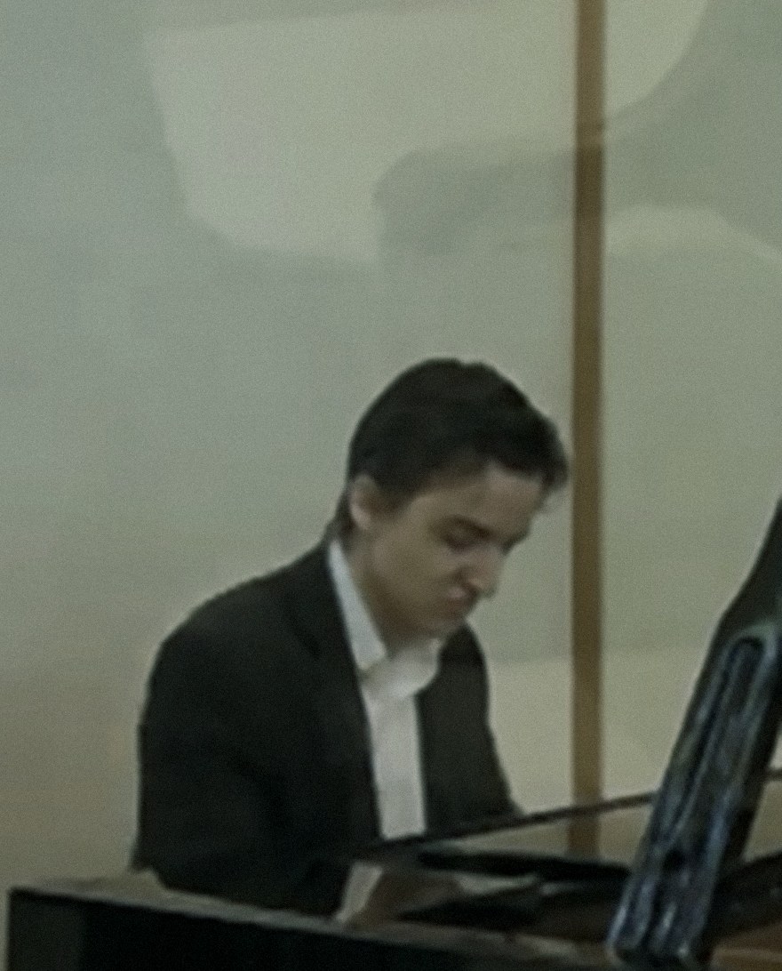 Maarten Tolhuijs playing the piano